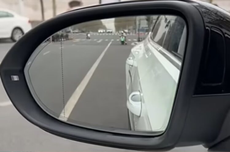 Isprekidana linija na bočnom retrovizoru